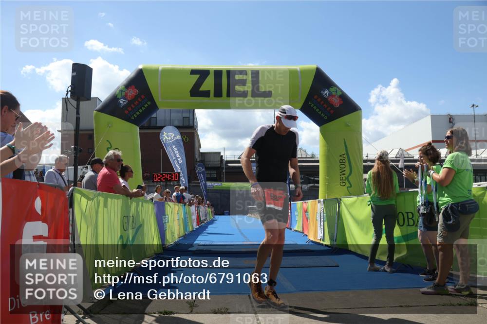 11.08.2024 - GEWOBA Citytriathlon Bremen Lena Gebhardt http://msf.ph/oto/6791063 11.08.2024 13:24:26 Ziel 902 meine-sportfotos.de
