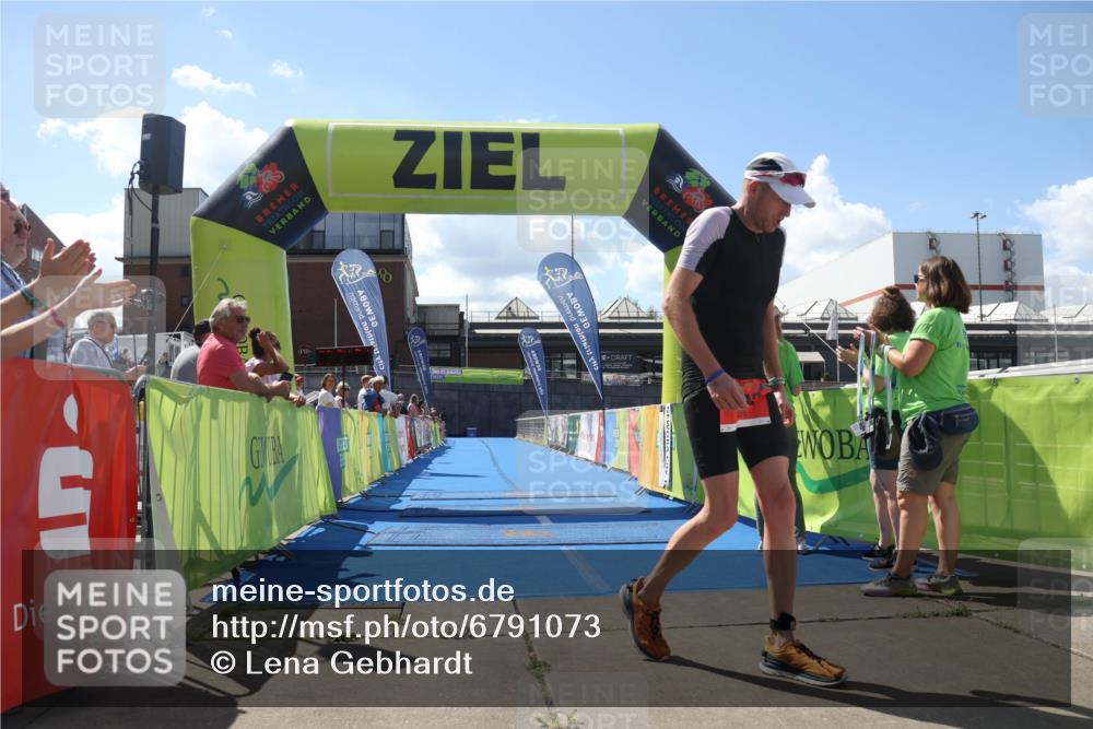 11.08.2024 - GEWOBA Citytriathlon Bremen Lena Gebhardt http://msf.ph/oto/6791073 11.08.2024 13:24:27 Ziel 902 meine-sportfotos.de