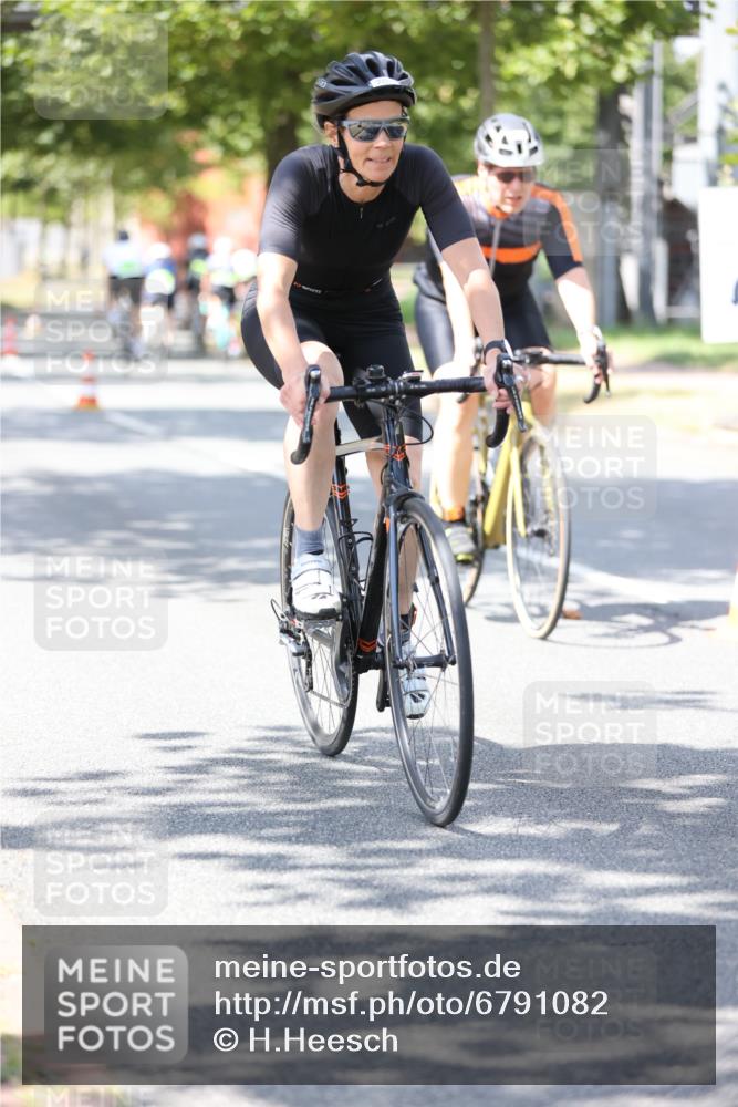 11.08.2024 - GEWOBA Citytriathlon Bremen H.Heesch http://msf.ph/oto/6791082 11.08.2024 13:18:34 Radfahren xxx, 507, 546, 629, 646, xxx, 695, 702 meine-sportfotos.de