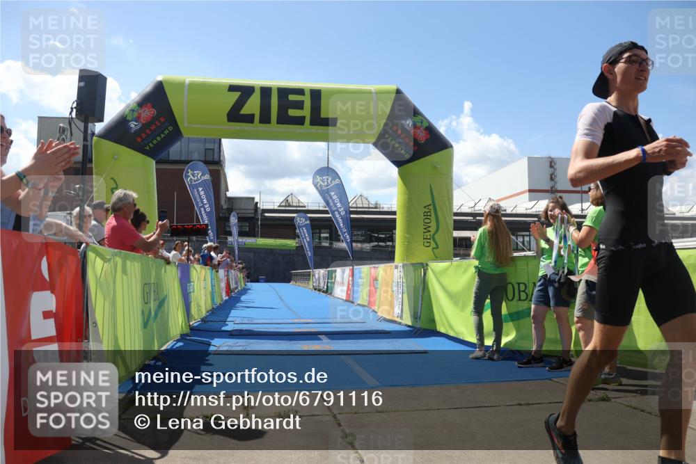 11.08.2024 - GEWOBA Citytriathlon Bremen Lena Gebhardt http://msf.ph/oto/6791116 11.08.2024 13:25:05 Ziel 758, 762 meine-sportfotos.de
