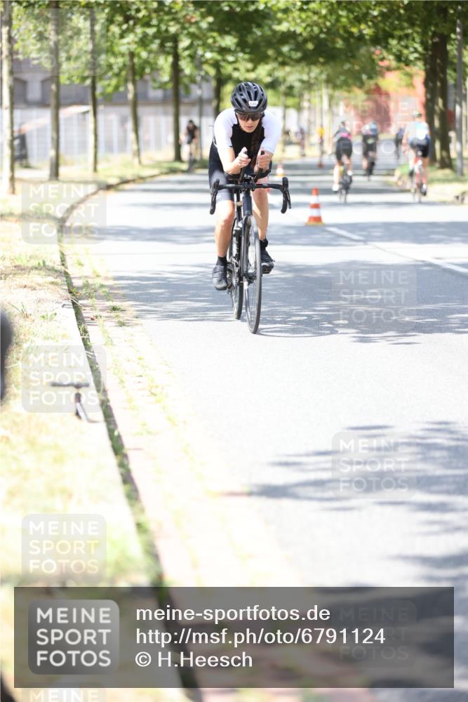 11.08.2024 - GEWOBA Citytriathlon Bremen H.Heesch http://msf.ph/oto/6791124 11.08.2024 13:18:39 Radfahren xxx, 405, 489, 507, 546, 646, 695, 702 meine-sportfotos.de