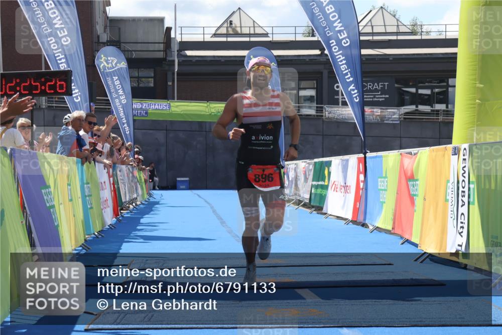 11.08.2024 - GEWOBA Citytriathlon Bremen Lena Gebhardt http://msf.ph/oto/6791133 11.08.2024 13:25:23 Ziel 896 meine-sportfotos.de
