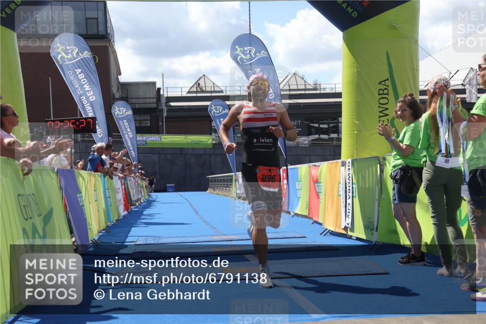 11.08.2024 - GEWOBA Citytriathlon Bremen Lena Gebhardt http://msf.ph/oto/6791138 11.08.2024 13:25:23 Ziel 896 meine-sportfotos.de