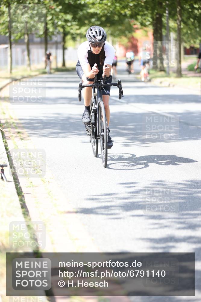11.08.2024 - GEWOBA Citytriathlon Bremen H.Heesch http://msf.ph/oto/6791140 11.08.2024 13:18:39 Radfahren xxx, 405, 489, 507, 546, 646, 695, 702 meine-sportfotos.de