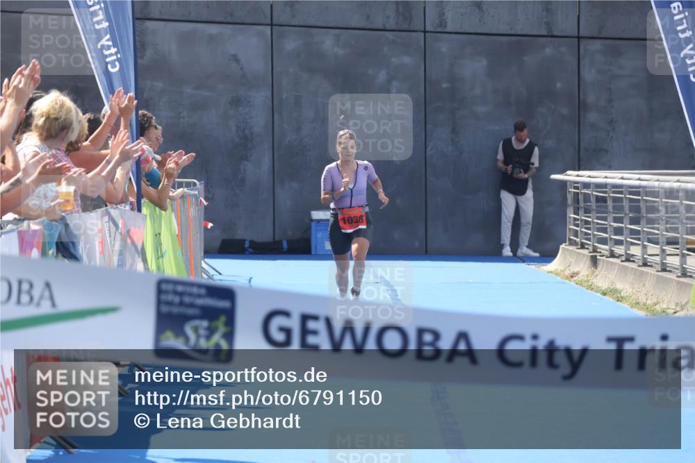 11.08.2024 - GEWOBA Citytriathlon Bremen Lena Gebhardt http://msf.ph/oto/6791150 11.08.2024 13:26:04 Ziel 1038 meine-sportfotos.de