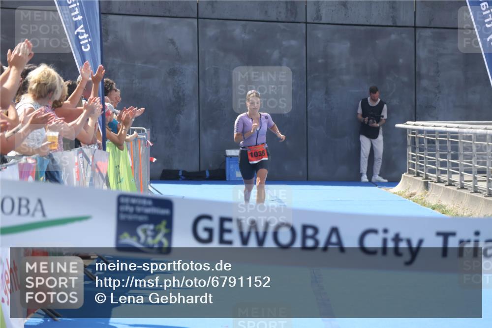 11.08.2024 - GEWOBA Citytriathlon Bremen Lena Gebhardt http://msf.ph/oto/6791152 11.08.2024 13:26:04 Ziel 1038 meine-sportfotos.de