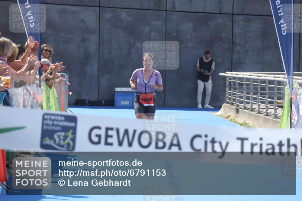 11.08.2024 - GEWOBA Citytriathlon Bremen Lena Gebhardt http://msf.ph/oto/6791153 11.08.2024 13:26:06 Ziel 1038 meine-sportfotos.de