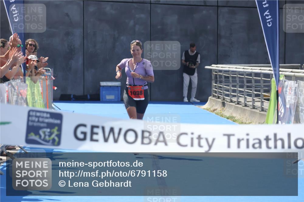 11.08.2024 - GEWOBA Citytriathlon Bremen Lena Gebhardt http://msf.ph/oto/6791158 11.08.2024 13:26:06 Ziel 1038 meine-sportfotos.de