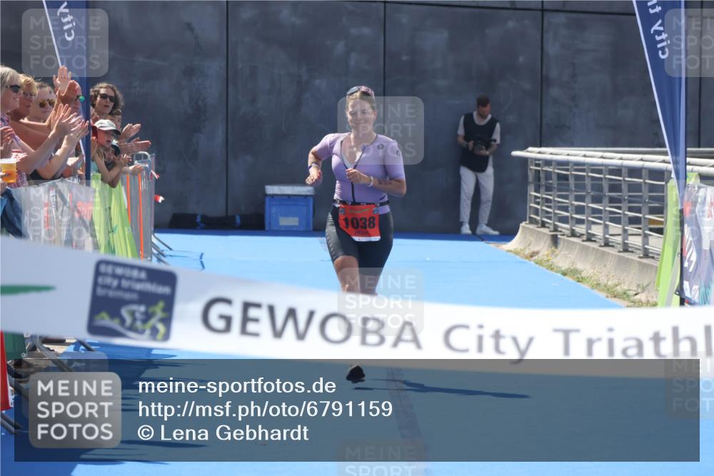 11.08.2024 - GEWOBA Citytriathlon Bremen Lena Gebhardt http://msf.ph/oto/6791159 11.08.2024 13:26:07 Ziel 1038 meine-sportfotos.de