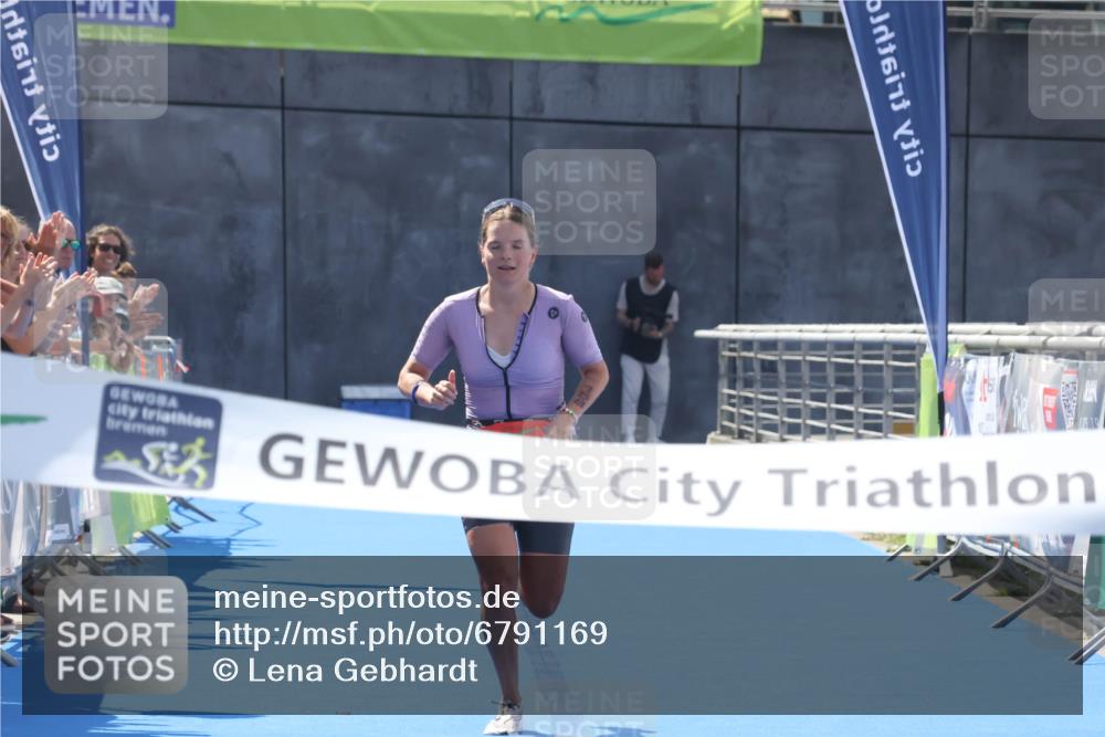 11.08.2024 - GEWOBA Citytriathlon Bremen Lena Gebhardt http://msf.ph/oto/6791169 11.08.2024 13:26:08 Ziel 1038 meine-sportfotos.de