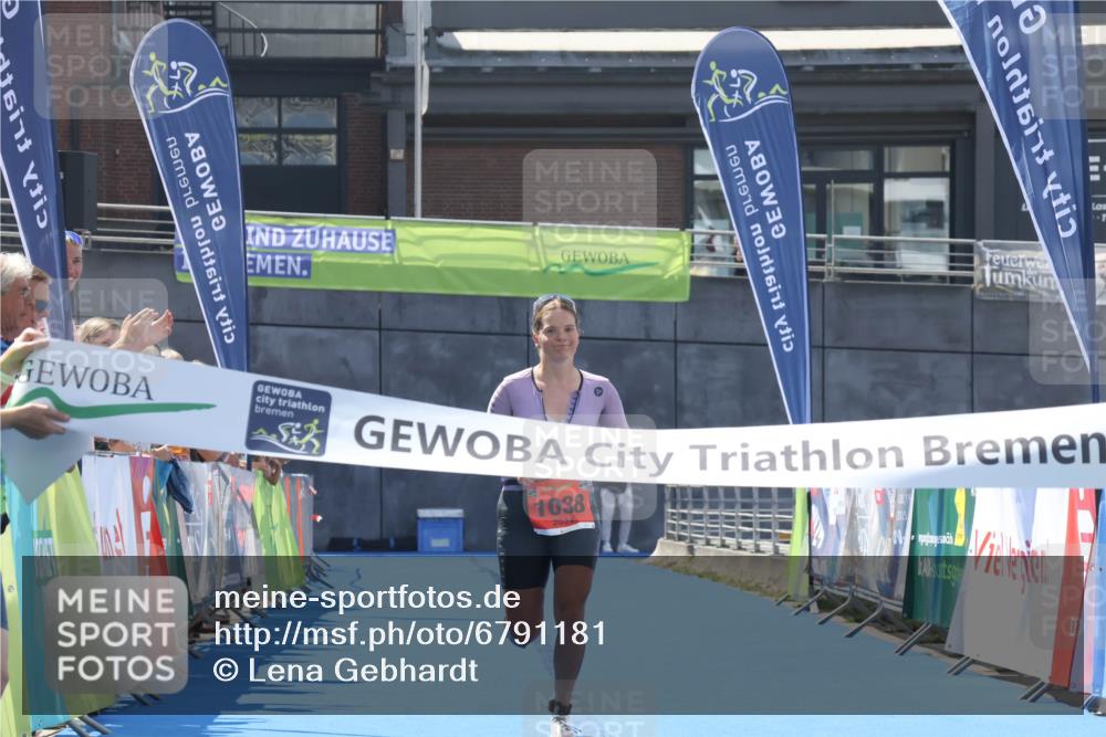 11.08.2024 - GEWOBA Citytriathlon Bremen Lena Gebhardt http://msf.ph/oto/6791181 11.08.2024 13:26:09 Ziel 1038 meine-sportfotos.de