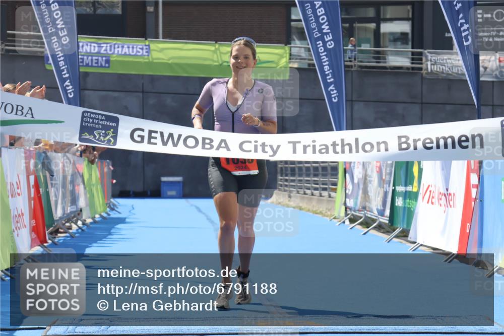 11.08.2024 - GEWOBA Citytriathlon Bremen Lena Gebhardt http://msf.ph/oto/6791188 11.08.2024 13:26:10 Ziel 1038 meine-sportfotos.de