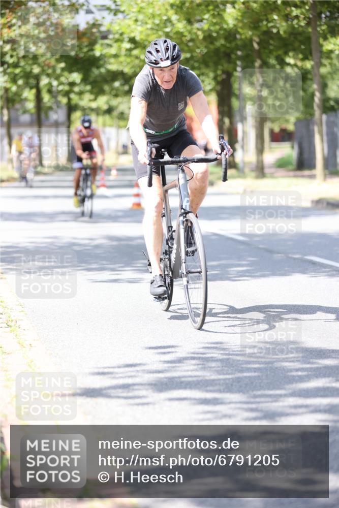 11.08.2024 - GEWOBA Citytriathlon Bremen H.Heesch http://msf.ph/oto/6791205 11.08.2024 13:18:45 Radfahren xxx, 405, 489, 507, 546, 591, 646, 688, 695 meine-sportfotos.de
