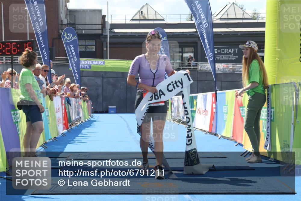 11.08.2024 - GEWOBA Citytriathlon Bremen Lena Gebhardt http://msf.ph/oto/6791211 11.08.2024 13:26:12 Ziel 1038 meine-sportfotos.de