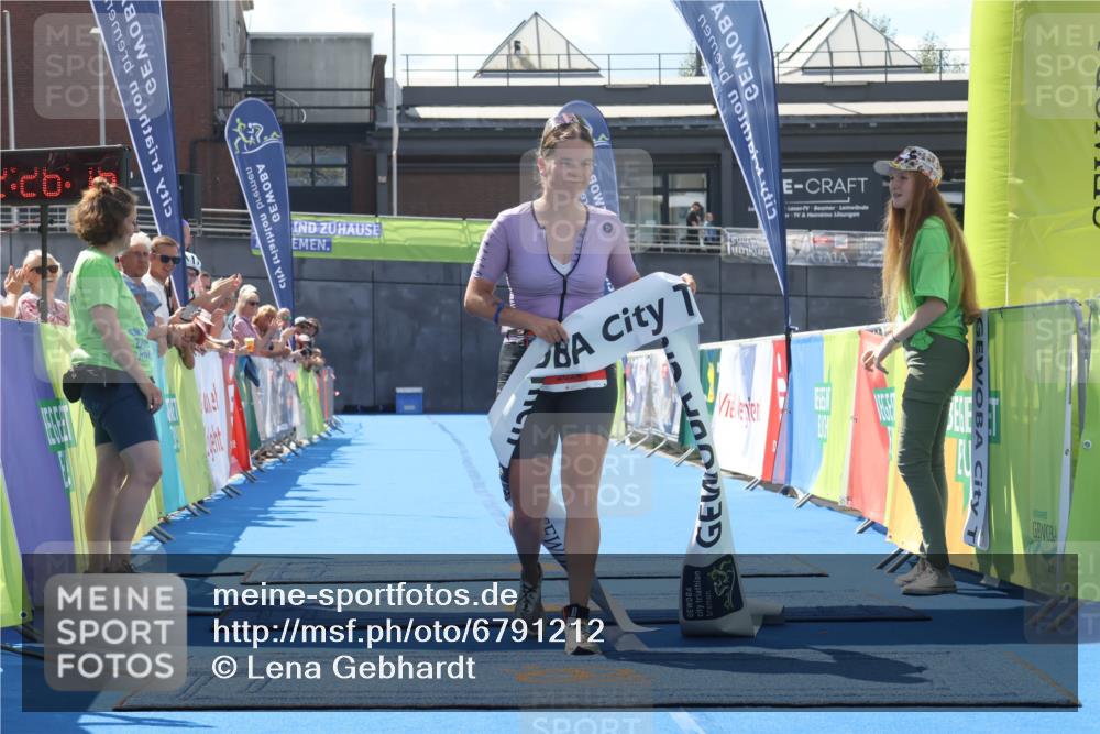 11.08.2024 - GEWOBA Citytriathlon Bremen Lena Gebhardt http://msf.ph/oto/6791212 11.08.2024 13:26:13 Ziel 1038 meine-sportfotos.de