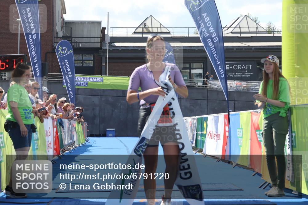 11.08.2024 - GEWOBA Citytriathlon Bremen Lena Gebhardt http://msf.ph/oto/6791220 11.08.2024 13:26:13 Ziel 1038 meine-sportfotos.de