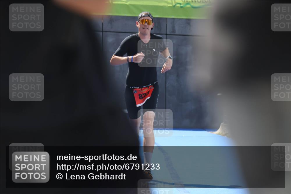 11.08.2024 - GEWOBA Citytriathlon Bremen Lena Gebhardt http://msf.ph/oto/6791233 11.08.2024 13:26:49 Ziel 823 meine-sportfotos.de