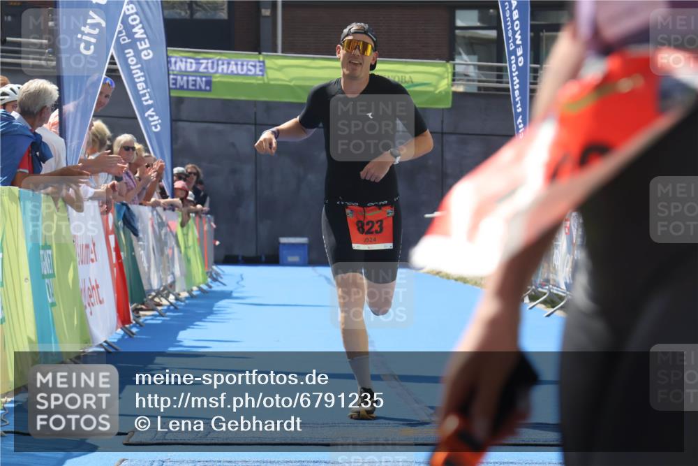 11.08.2024 - GEWOBA Citytriathlon Bremen Lena Gebhardt http://msf.ph/oto/6791235 11.08.2024 13:26:50 Ziel 823 meine-sportfotos.de