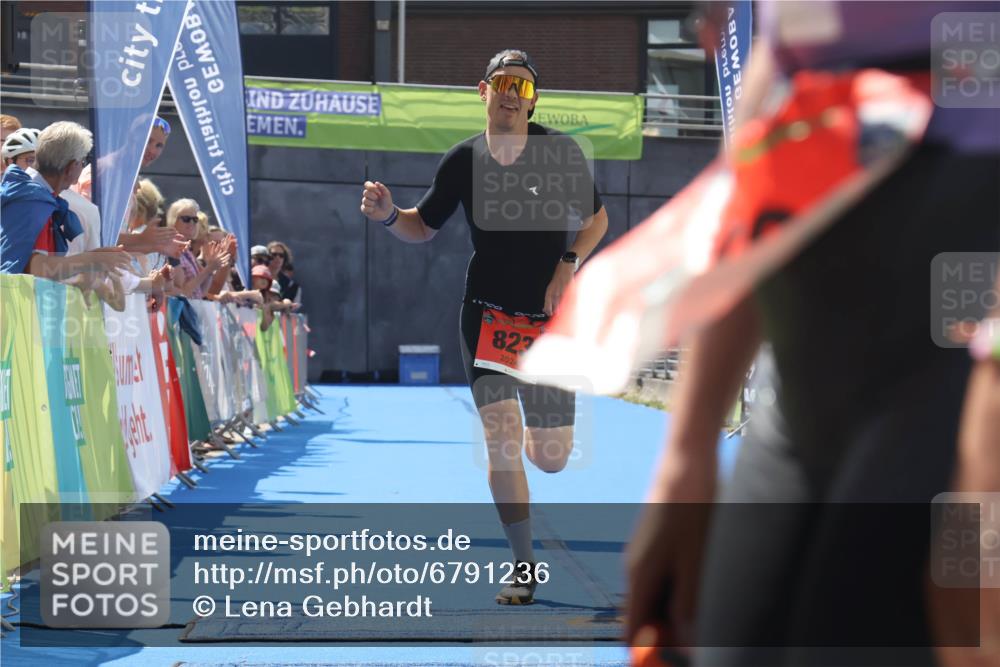11.08.2024 - GEWOBA Citytriathlon Bremen Lena Gebhardt http://msf.ph/oto/6791236 11.08.2024 13:26:51 Ziel 823 meine-sportfotos.de