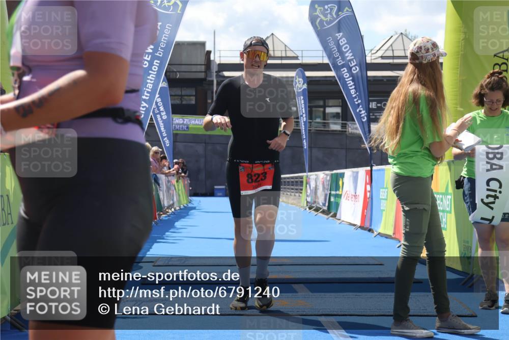 11.08.2024 - GEWOBA Citytriathlon Bremen Lena Gebhardt http://msf.ph/oto/6791240 11.08.2024 13:26:52 Ziel 823 meine-sportfotos.de