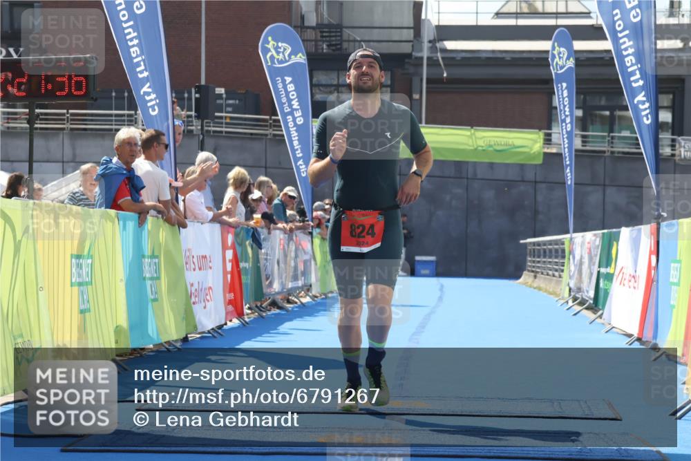 11.08.2024 - GEWOBA Citytriathlon Bremen Lena Gebhardt http://msf.ph/oto/6791267 11.08.2024 13:27:33 Ziel 824 meine-sportfotos.de
