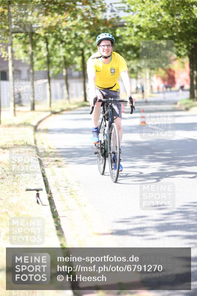 11.08.2024 - GEWOBA Citytriathlon Bremen H.Heesch http://msf.ph/oto/6791270 11.08.2024 13:18:50 Radfahren xxx, 405, 489, 493, 546, 591, 646, 655, 688 meine-sportfotos.de