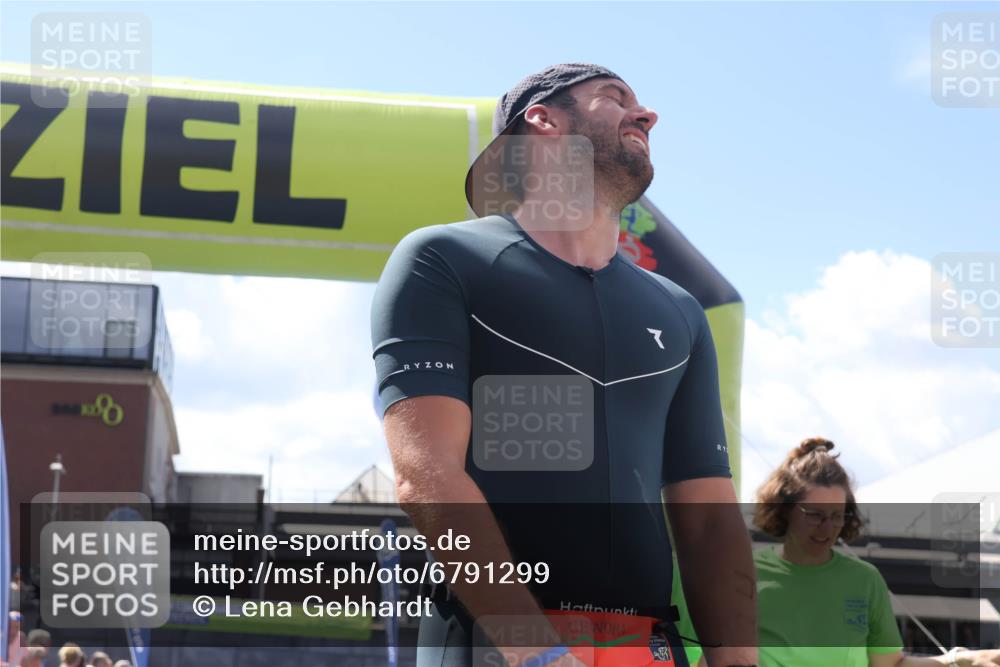 11.08.2024 - GEWOBA Citytriathlon Bremen Lena Gebhardt http://msf.ph/oto/6791299 11.08.2024 13:27:37 Ziel 824 meine-sportfotos.de