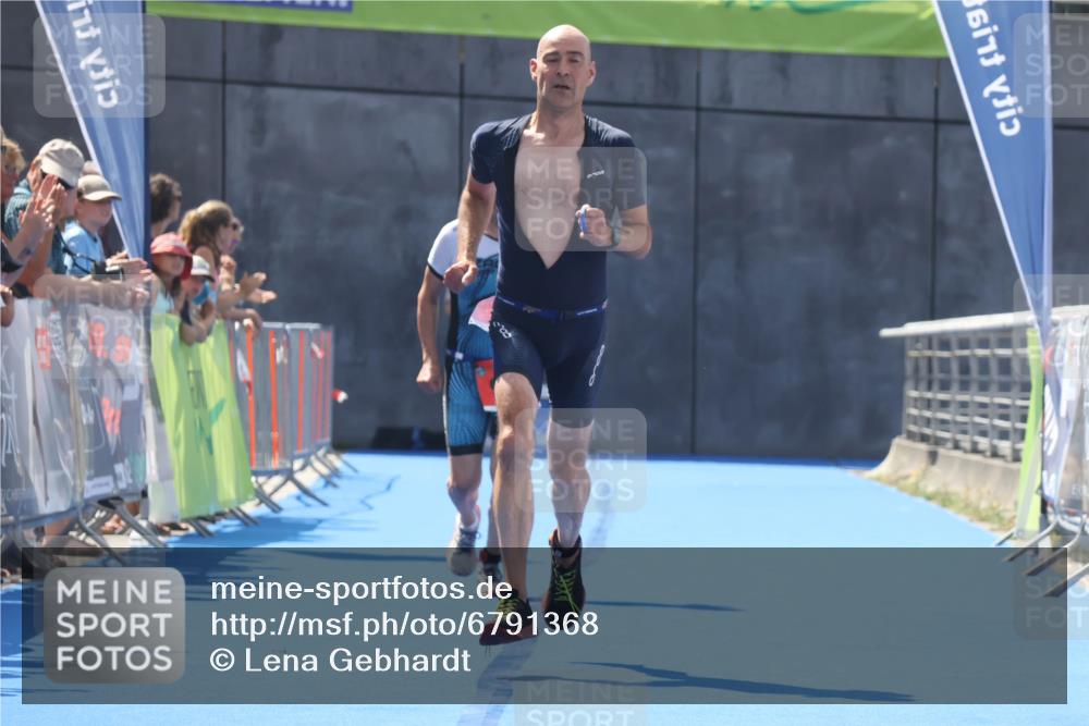 11.08.2024 - GEWOBA Citytriathlon Bremen Lena Gebhardt http://msf.ph/oto/6791368 11.08.2024 13:28:18 Ziel 933, 962 meine-sportfotos.de