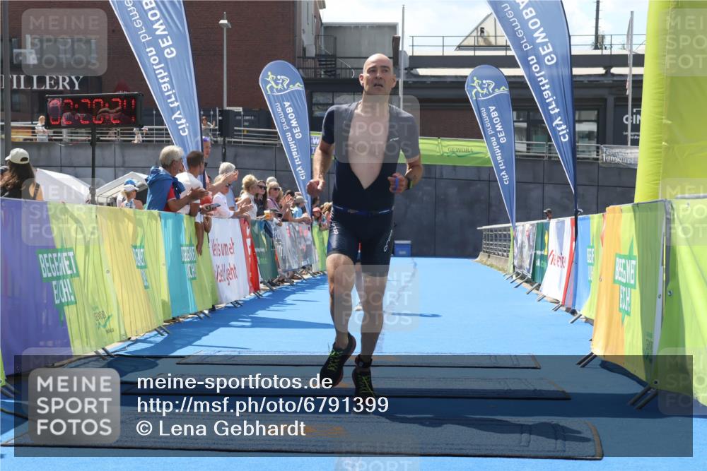 11.08.2024 - GEWOBA Citytriathlon Bremen Lena Gebhardt http://msf.ph/oto/6791399 11.08.2024 13:28:20 Ziel 933, 962 meine-sportfotos.de