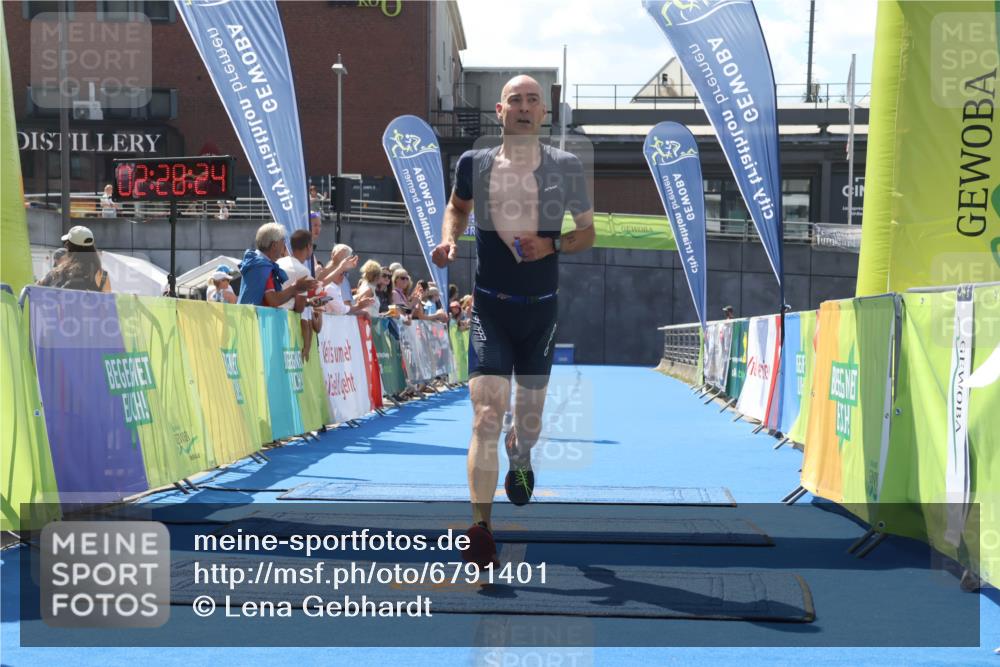 11.08.2024 - GEWOBA Citytriathlon Bremen Lena Gebhardt http://msf.ph/oto/6791401 11.08.2024 13:28:21 Ziel 933, 962 meine-sportfotos.de