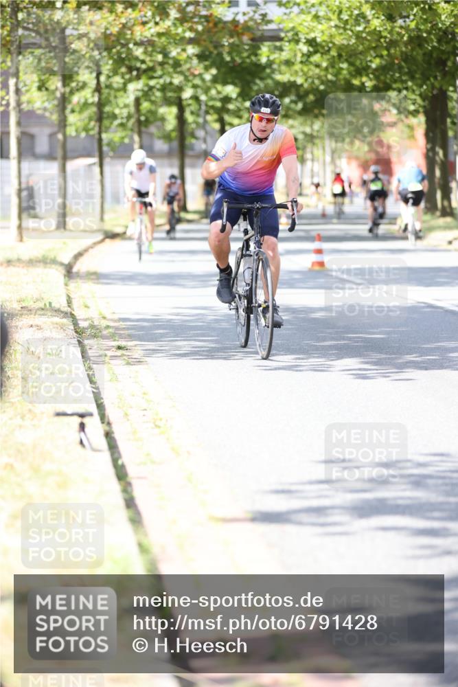 11.08.2024 - GEWOBA Citytriathlon Bremen H.Heesch http://msf.ph/oto/6791428 11.08.2024 13:19:09 Radfahren 357, 406, 416, 418, 493, 500, 552, 560, 573, 591, 604, 605, 654, 655 meine-sportfotos.de