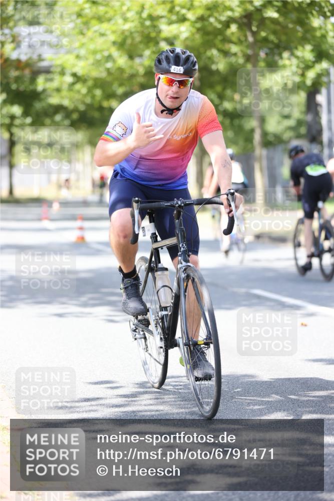 11.08.2024 - GEWOBA Citytriathlon Bremen H.Heesch http://msf.ph/oto/6791471 11.08.2024 13:19:10 Radfahren 357, 406, 416, 418, 493, 500, 552, 560, 573, 604, 605, 654, 655, xxx meine-sportfotos.de