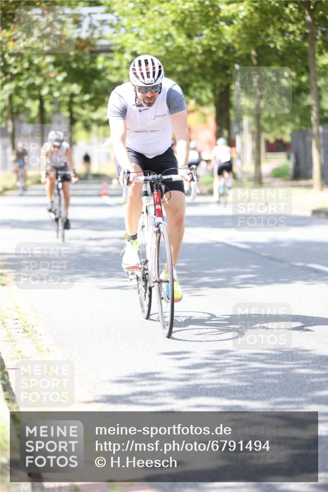 11.08.2024 - GEWOBA Citytriathlon Bremen H.Heesch http://msf.ph/oto/6791494 11.08.2024 13:19:11 Radfahren 357, 406, 416, 418, 493, 500, 552, 560, 573, 587, 604, 605, 654, 655, xxx meine-sportfotos.de
