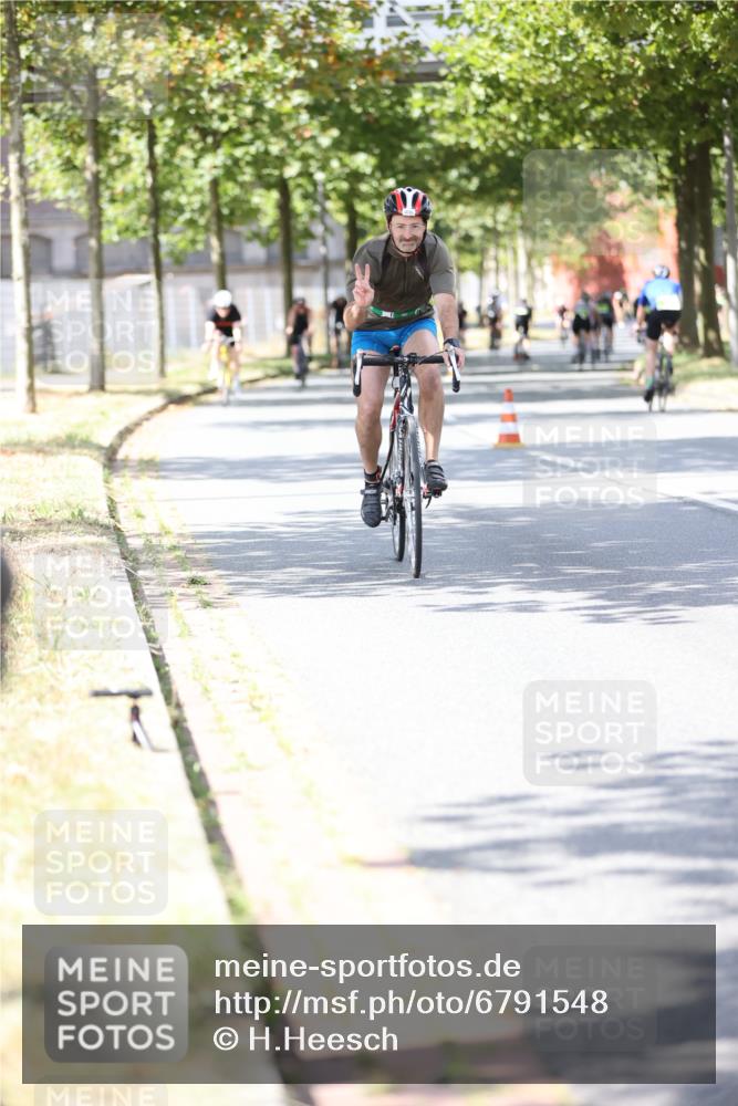 11.08.2024 - GEWOBA Citytriathlon Bremen H.Heesch http://msf.ph/oto/6791548 11.08.2024 13:19:15 Radfahren 357, 406, 416, 418, 500, 520, 552, 560, 573, 587, 604, 605, 654, 667, xxx meine-sportfotos.de