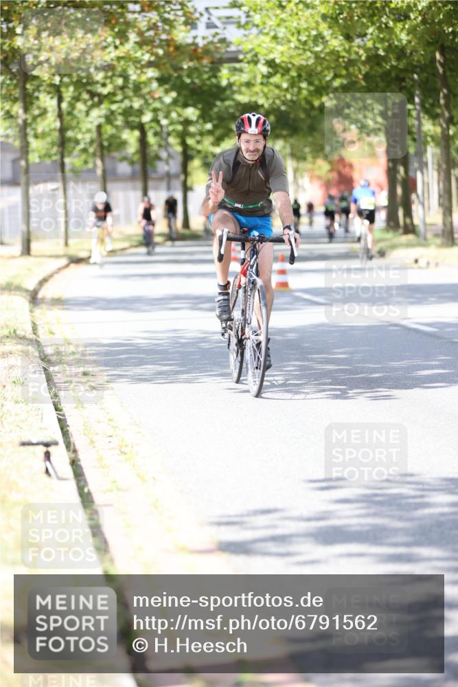 11.08.2024 - GEWOBA Citytriathlon Bremen H.Heesch http://msf.ph/oto/6791562 11.08.2024 13:19:15 Radfahren 357, 406, 416, 418, 500, 520, 552, 560, 573, 587, 604, 605, 654, 667, xxx meine-sportfotos.de