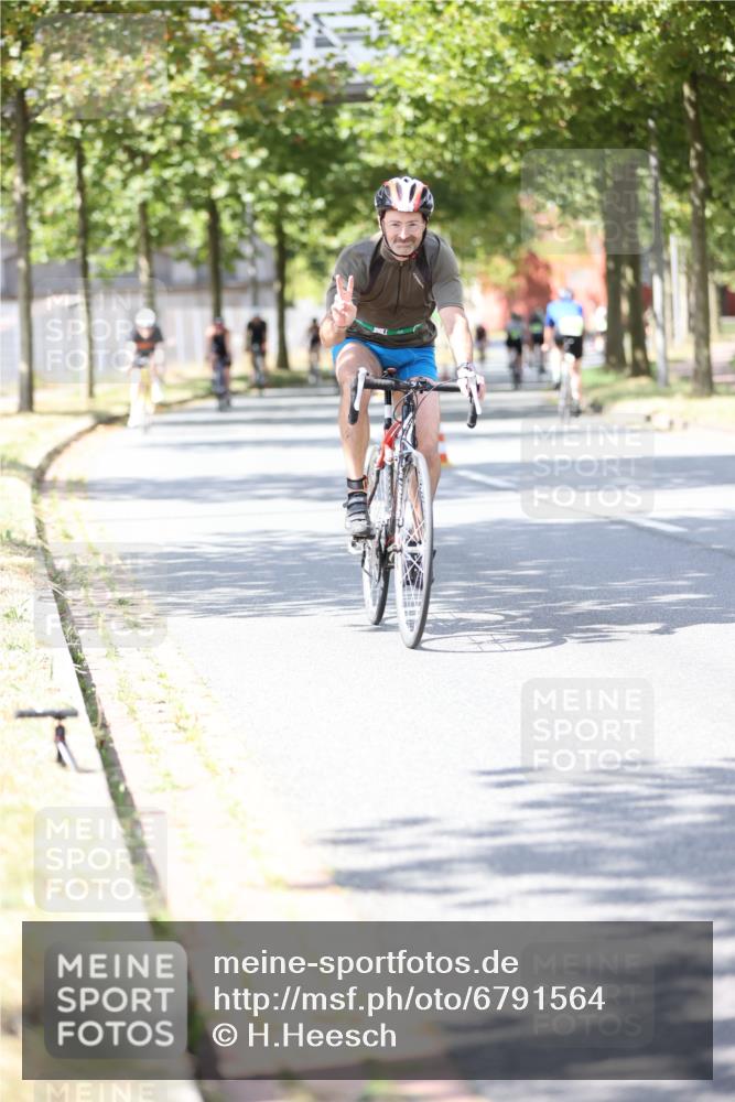 11.08.2024 - GEWOBA Citytriathlon Bremen H.Heesch http://msf.ph/oto/6791564 11.08.2024 13:19:16 Radfahren 357, 406, 416, 418, 500, 520, 552, 560, 573, 587, 604, 605, 654, 667, xxx, 680 meine-sportfotos.de