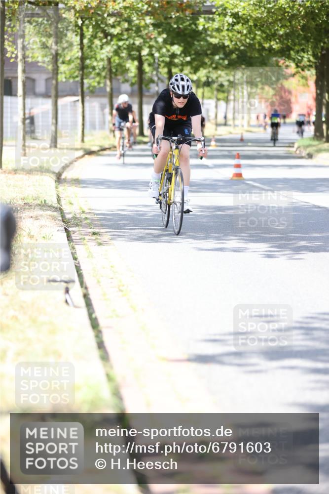 11.08.2024 - GEWOBA Citytriathlon Bremen H.Heesch http://msf.ph/oto/6791603 11.08.2024 13:19:19 Radfahren 406, 418, 500, 520, 552, 560, 573, 587, 605, 654, 667, xxx, 680, 713 meine-sportfotos.de
