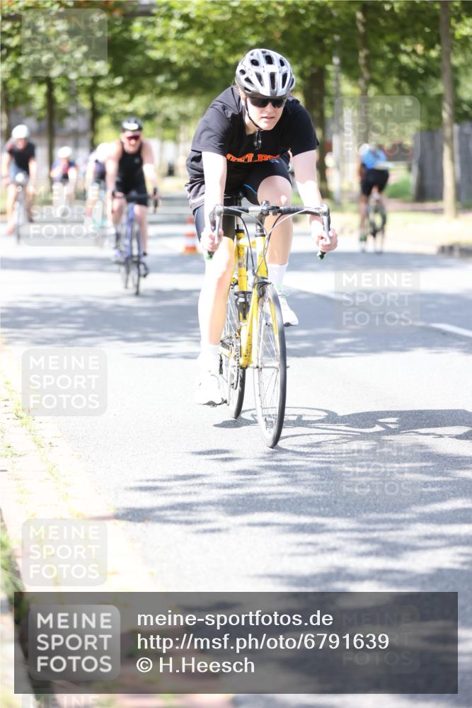 11.08.2024 - GEWOBA Citytriathlon Bremen H.Heesch http://msf.ph/oto/6791639 11.08.2024 13:19:19 Radfahren 406, 418, 500, 520, 552, 560, 573, 587, 605, 654, 667, xxx, 680, 713 meine-sportfotos.de