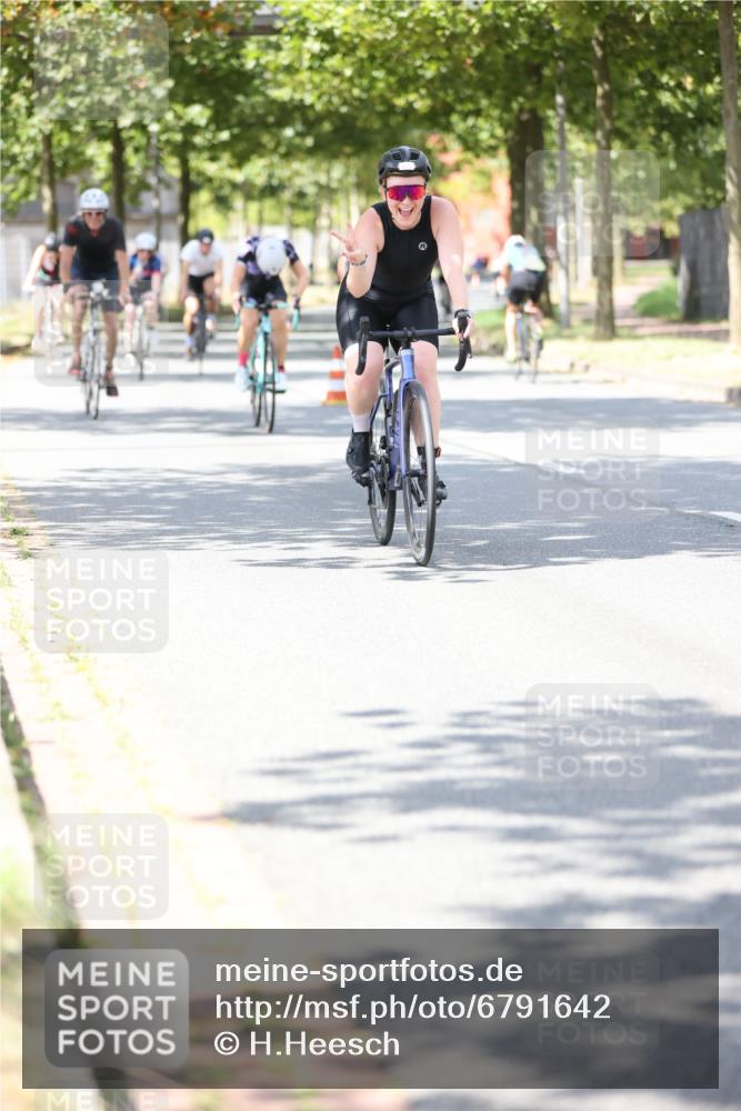 11.08.2024 - GEWOBA Citytriathlon Bremen H.Heesch http://msf.ph/oto/6791642 11.08.2024 13:19:20 Radfahren 406, 418, 500, 520, 552, 560, 573, 587, 605, 654, 667, xxx, 680, 700, 713 meine-sportfotos.de