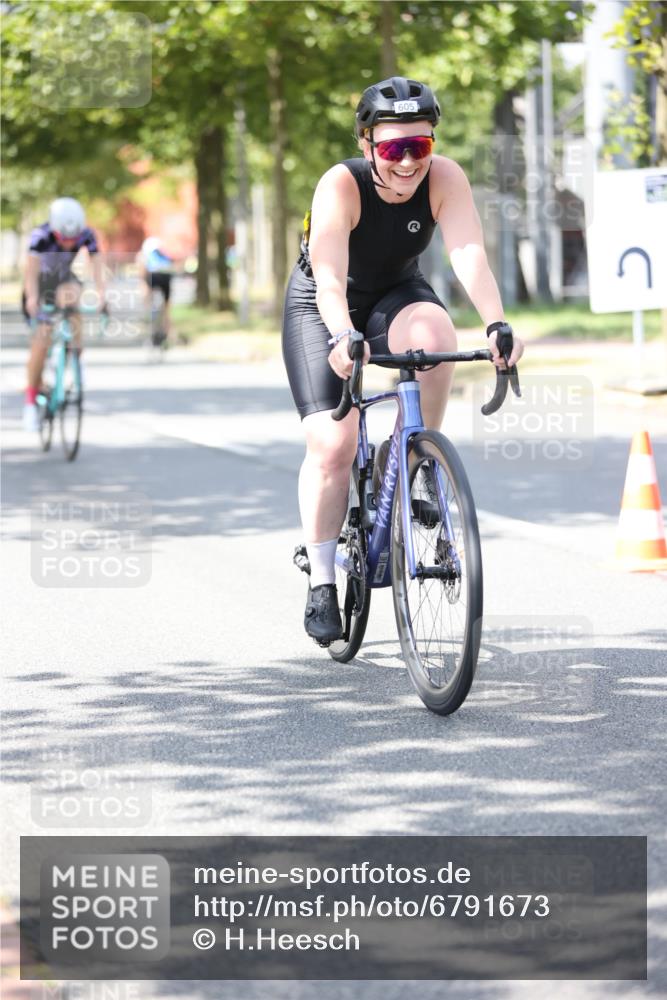 11.08.2024 - GEWOBA Citytriathlon Bremen H.Heesch http://msf.ph/oto/6791673 11.08.2024 13:19:20 Radfahren 406, 418, 500, 520, 552, 560, 573, 587, 605, 654, 667, xxx, 680, 700, 713 meine-sportfotos.de