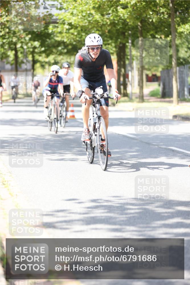 11.08.2024 - GEWOBA Citytriathlon Bremen H.Heesch http://msf.ph/oto/6791686 11.08.2024 13:19:21 Radfahren 406, 418, 500, 520, 552, 560, 573, 587, 605, 654, 667, xxx, 680, 700, 713 meine-sportfotos.de