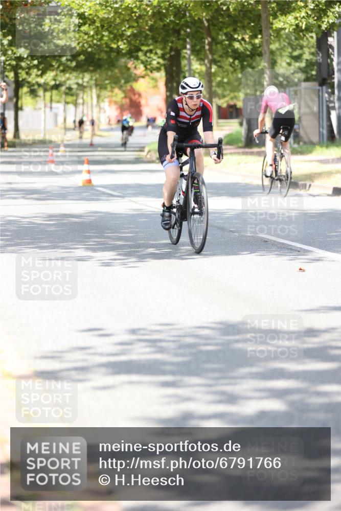 11.08.2024 - GEWOBA Citytriathlon Bremen H.Heesch http://msf.ph/oto/6791766 11.08.2024 13:19:24 Radfahren 406, 500, 520, 552, 560, 573, 587, 605, 654, 667, xxx, 680, 700, 713 meine-sportfotos.de