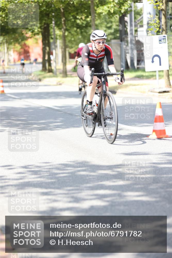 11.08.2024 - GEWOBA Citytriathlon Bremen H.Heesch http://msf.ph/oto/6791782 11.08.2024 13:19:25 Radfahren 406, 500, 520, 552, 560, 573, 587, 605, 667, xxx, 680, 700, 713 meine-sportfotos.de