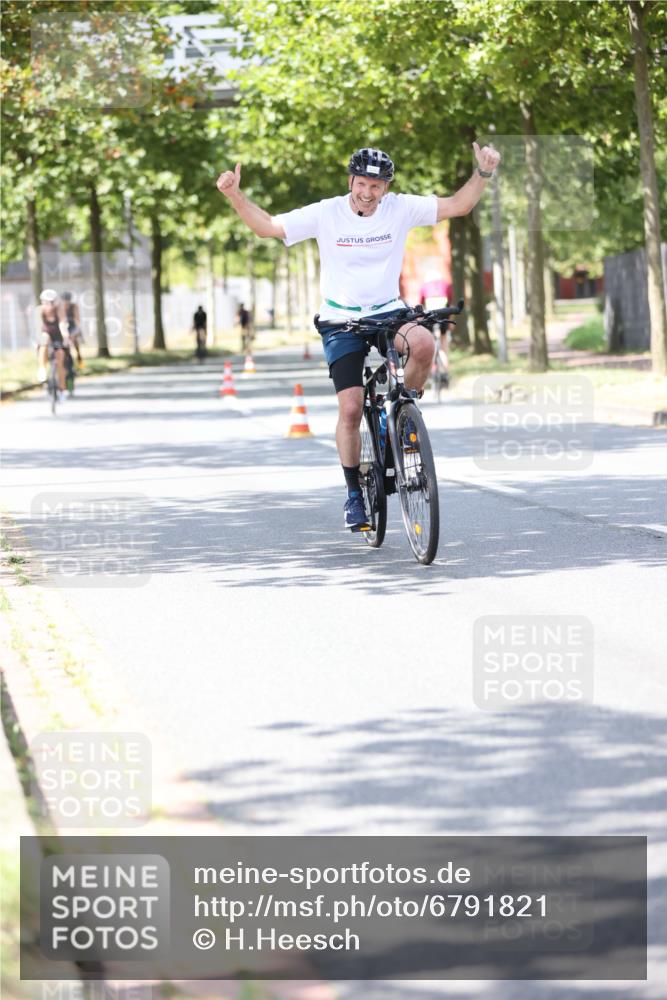 11.08.2024 - GEWOBA Citytriathlon Bremen H.Heesch http://msf.ph/oto/6791821 11.08.2024 13:19:26 Radfahren 406, 500, 520, 552, 560, 573, 587, 605, 667, xxx, 680, 700, 713 meine-sportfotos.de