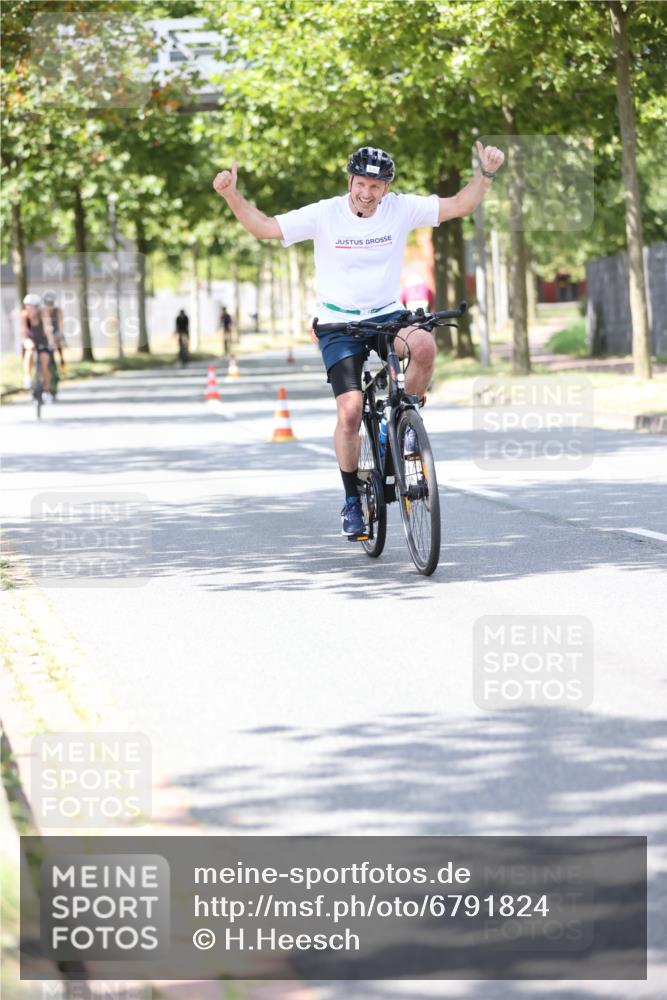 11.08.2024 - GEWOBA Citytriathlon Bremen H.Heesch http://msf.ph/oto/6791824 11.08.2024 13:19:27 Radfahren 500, 520, 552, 560, 573, 587, 605, 667, xxx, 680, 700, 713 meine-sportfotos.de