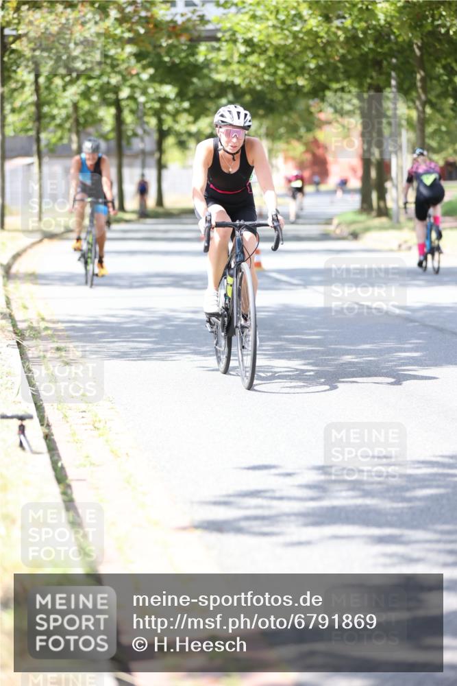 11.08.2024 - GEWOBA Citytriathlon Bremen H.Heesch http://msf.ph/oto/6791869 11.08.2024 13:19:29 Radfahren 500, 520, 552, 560, 573, 587, 605, 667, xxx, 680, 700, 713 meine-sportfotos.de