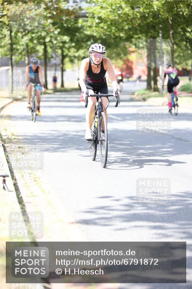 11.08.2024 - GEWOBA Citytriathlon Bremen H.Heesch http://msf.ph/oto/6791872 11.08.2024 13:19:30 Radfahren 500, 520, 552, 560, 587, 605, 667, xxx, 680, 700, 713 meine-sportfotos.de