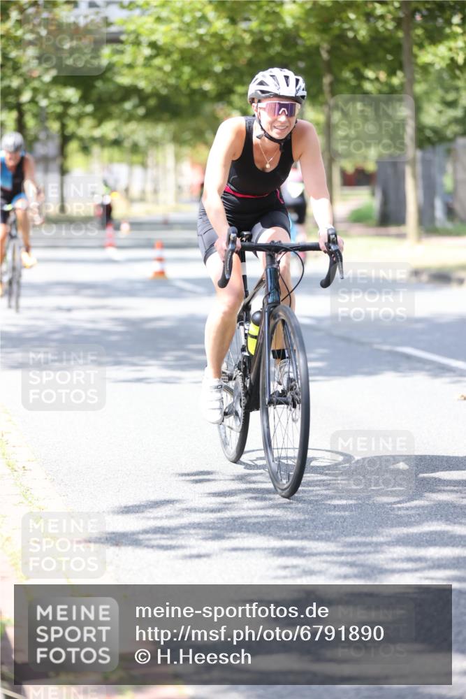 11.08.2024 - GEWOBA Citytriathlon Bremen H.Heesch http://msf.ph/oto/6791890 11.08.2024 13:19:30 Radfahren 500, 520, 552, 560, 587, 605, 667, xxx, 680, 700, 713 meine-sportfotos.de
