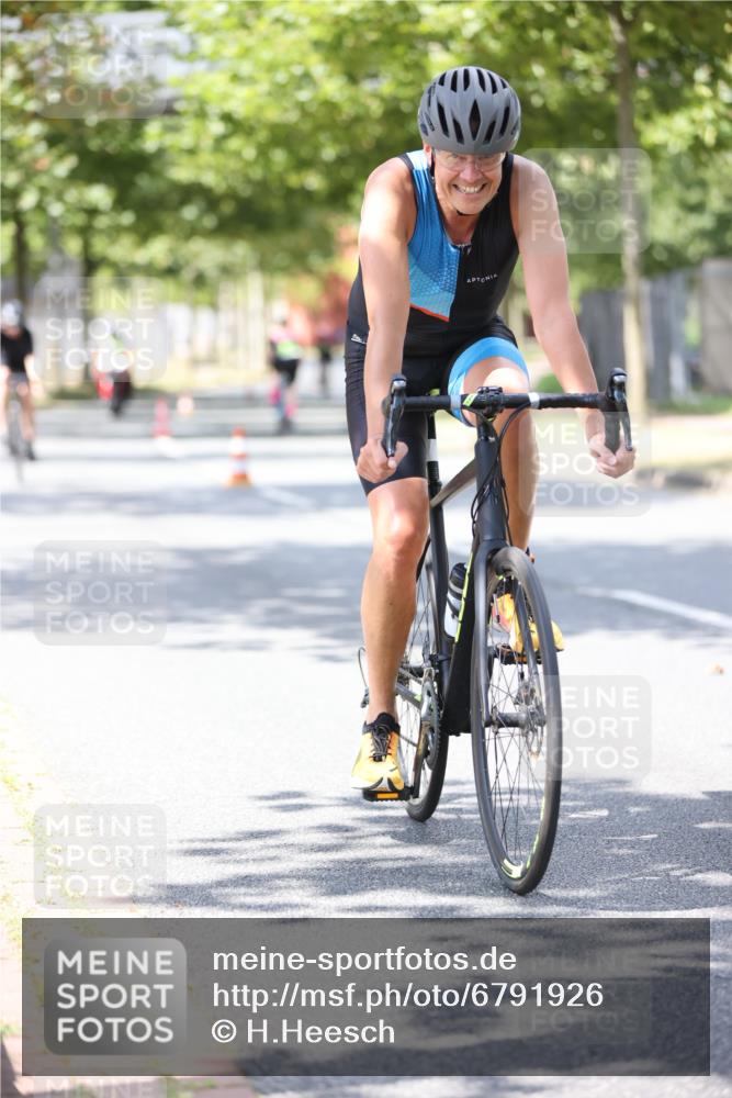 11.08.2024 - GEWOBA Citytriathlon Bremen H.Heesch http://msf.ph/oto/6791926 11.08.2024 13:19:31 Radfahren 500, 520, 552, 560, 587, 605, 667, xxx, 680, 700, 713 meine-sportfotos.de