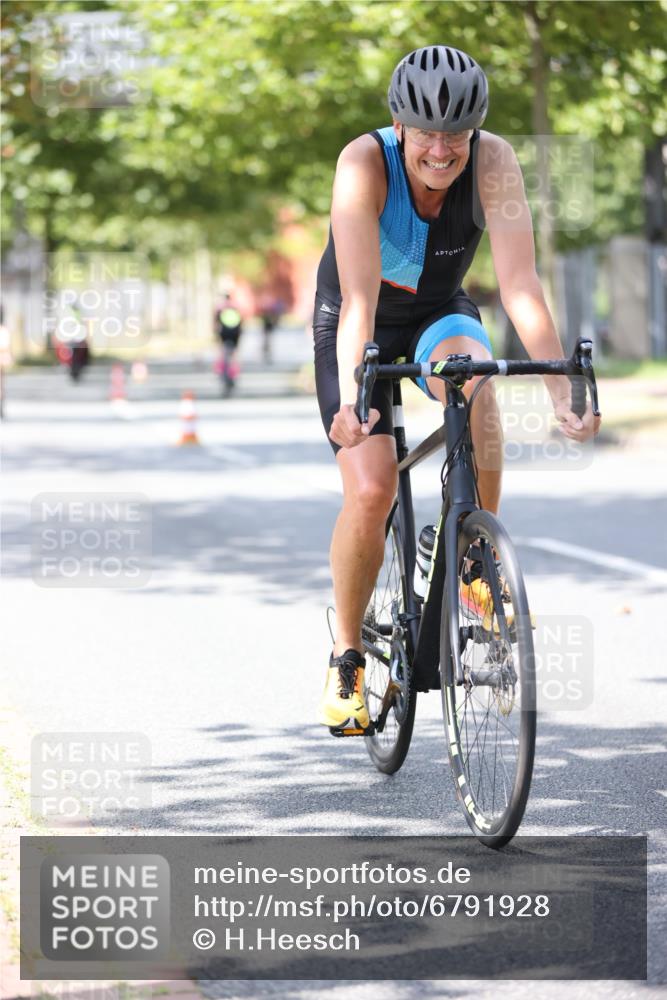 11.08.2024 - GEWOBA Citytriathlon Bremen H.Heesch http://msf.ph/oto/6791928 11.08.2024 13:19:32 Radfahren 500, 520, 552, 560, 587, 667, xxx, 680, 700, 713 meine-sportfotos.de